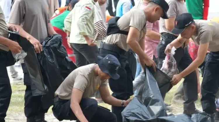 Pemkab Agam, TNI, dan Polri Bersihkan Pantai